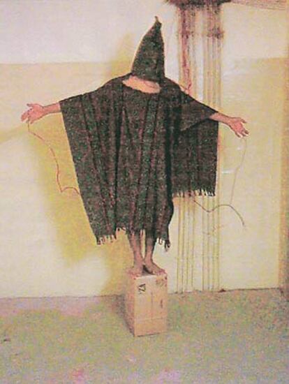 3 de mayo de 2004. La crcel de Abu Ghraib ha sido escenario de torturas sobre prisioneros iraques a mano de soldados estadounidenses. En la imagen, un detenido encapuchado al que los militares de EE UU le haban dicho que se electrocutara si se mova. Los cables eran, sin embargo, falsos.