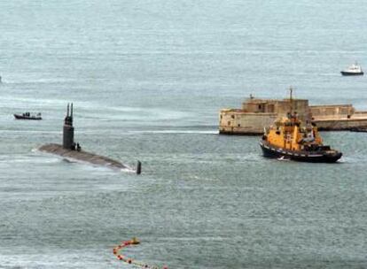 El submarino nuclear estadounidense <i>USS San Juan,º</i> a su salida del puerto de Gibraltar, el viernes por la tarde.