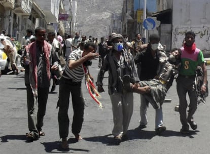 Traslado de un manifestante herido por la policía en las protestas de la ciudad yemení de Taiz.