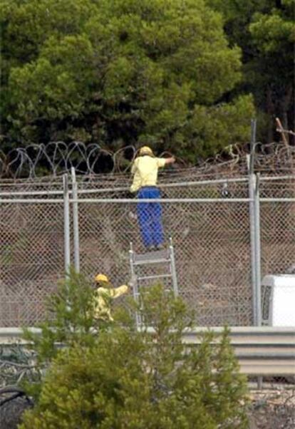 Más de 500 inmigrantes subsaharianos asaltaron esta noche la valla de Melilla. Cien consiguieron pasar y 12 resultaron heridos.