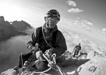 Iker Pou, en primer plano, en la cumbre del Naranjo de Bulnes espera a su hermano Eneko