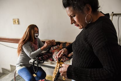 En Casa Animí, las personas trans pueden aprender oficios, lo que les ayuda a su inserción laboral. Cuentan con un taller textil, donde confeccionan carteras y cinturones de cuero para una reconocida marca argentina.