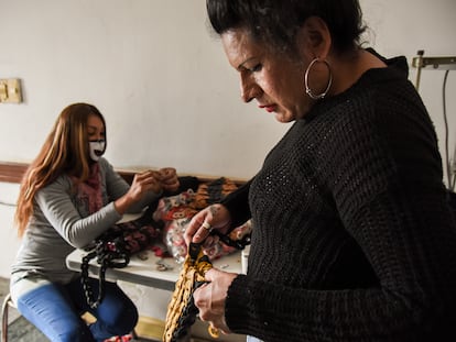 En Casa Animí, las personas trans pueden aprender oficios, lo que les ayuda a su inserción laboral. Cuentan con un taller textil, donde confeccionan carteras y cinturones de cuero para una reconocida marca argentina.