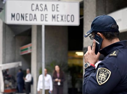 Un agente de la policía habla por teléfono frente a la Casa de Moneda en Ciudad de México.