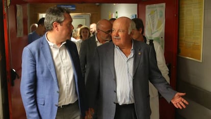 El alcalde de Sevilla, Juan Espadas, y el consejero de Salud, Jesús Aguirre, visitan a afectados por la listeriosis en agosto de 2019.