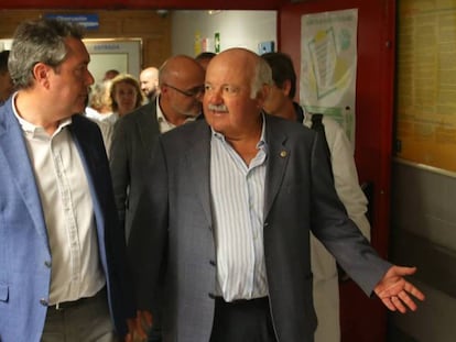 El alcalde de Sevilla, Juan Espadas, y el consejero de Salud, Jesús Aguirre, visitan a afectados por la listeriosis en agosto de 2019.