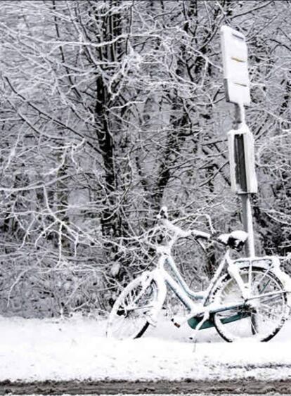 Bicicleta en paisaje invernal en Ámsterdam