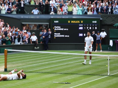 Alcaraz celebra su victoria ante Djokovic sobre la hierba de Wimbledon.