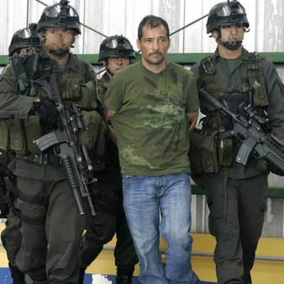 El narcotraficante Miguel Angel Mejía Munera es trasladado por efectivos policiales tras su captura