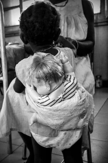 Una niña acarrea a su muñeca en un pequeño hospital de las afueras de Bisáu, capital de Guinea, llamado Hospital do Mal. Era el año 2008, una época de cólera en un país con unos recursos sanitarios mínimos. Esta pequeña, que acompañaba a su madre ingresada, representaba los muchos valores intactos que África puede aportar a Europa: es una imagen de una niña negra que transporta una muñeca blanca, y ese simbolismo es para romper ciertos estereotipos que se escuchan en la calle diariamente tipo "pobrecitos los africanos", o "hay que ayudarlos" en vez de permitir potenciar sus propias posibilidades en un continente tan rico y explotado históricamente.