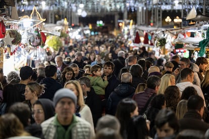 La plaza de la Catedral de Barcelona, en plenas compras de Navidad, en diciembre pasado.