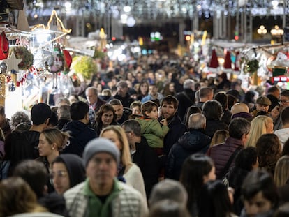 La plaza de la Catedral de Barcelona, en plenas compras de Navidad, en diciembre pasado.