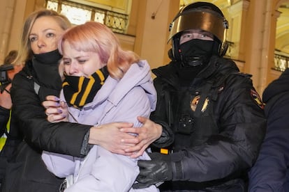 Pese al miedo y la represión, cientos de rusos salieron en la noche del miércoles a manifestarse en contra de la guerra en Ucrania en ciudades como Moscú y San Petersburgo. En la imagen dos de las manifestantes detenidas.