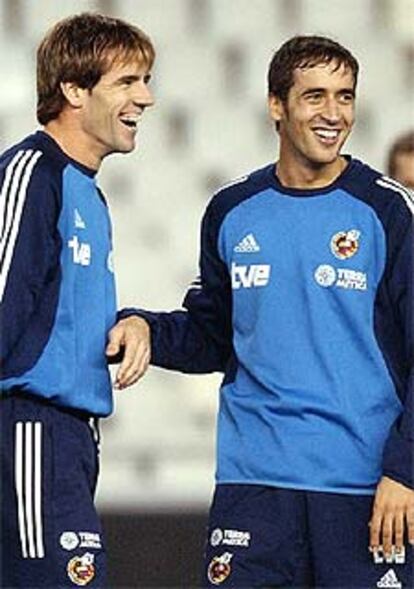 Albelda y Raúl, el capitán, bromean en el entrenamiento de ayer de la selección en Valencia.