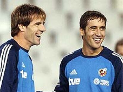 Albelda y Raúl, el capitán, bromean en el entrenamiento de ayer de la selección en Valencia.