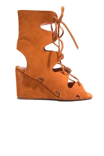 Jeffrey Campbell ha sido una de las firmas en clonar uno de los calzados estrella de la temporada. Este modelo cuesta 145 dlares.