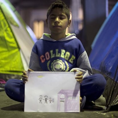 Ahmad Arnawt, 12, Síria. "Eu estou sozinho aqui. Toda a minha família ainda está tentando sobreviver. Esse desenho representa o meu pai, a minha mãe e o meu irmão. E o meu país. Às vezes, eu fecho os olhos e me sinto em casa. Eu sinto muita saudades".