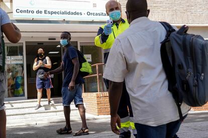 Vecinos de Usera esperan su turno para hacerse una prueba PCR en el centro de especialidades del barrio de Orcasitas.