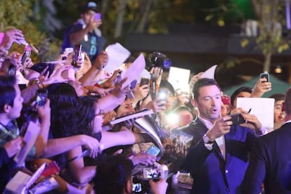 Hugh Jackman firma autógrafos en la presentación de la película 'Pan'.