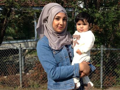 La libanesa Zeynab Zaiter con su hijo de ocho meses.