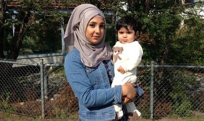 La libanesa Zeynab Zaiter con su hijo de ocho meses.