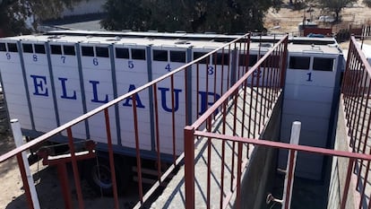 Un camión de traslado de toros bravos durante el embarque de una corrida.