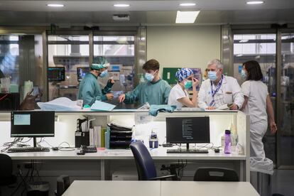 Varios sanitarios, en la UCI del Hospital Vall d'Hebron de Barcelona. 