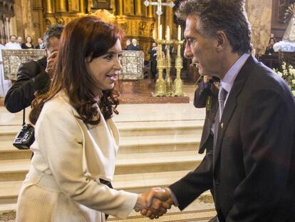 Cristina Fernández de Kirchner y Mauricio Macri se saludan en el Tedeum, en 2014.