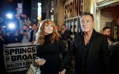 Bruce Springsteen y su esposa, Patti Scialfa, en 2017 en Broadway (Nueva York).