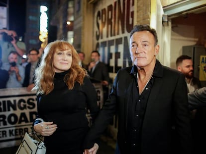 Bruce Springsteen y su esposa, Patti Scialfa, en 2017 en Broadway (Nueva York).