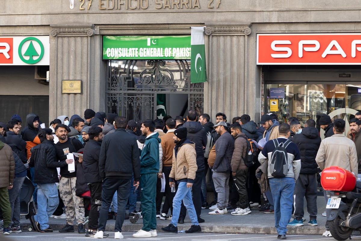 Largas colas en el consulado de Pakistán para el certificado de antecedentes penales para la regularización