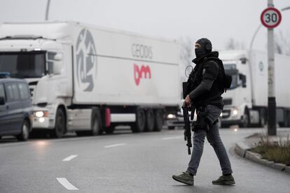 Al menos tres personas han muerto y 13 han resultado heridas, ocho de ellas de gravedad, en el tiroteo registrado cerca de un popular mercadillo navideño de Estrasburgo (Francia).