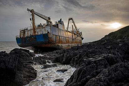 El buque de carga abandonado 'MV Alta' de 77 metros encallado en las rocas cerca del pueblo de Ballycotton al sureste de Cork (Irlanda).