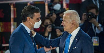 Saludo entre Pedro Sánchez y Joe Biden, en la cumbre del G20 en Italia.