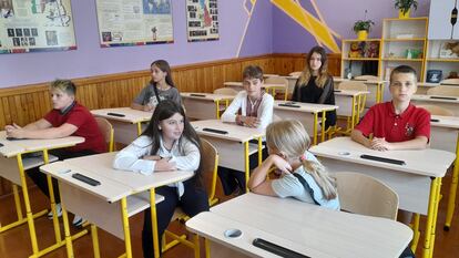 Alumnos del colegio de Nemishayevo, en la periferia de Kiev, bombardeado por tropas rusas al inicio de la guerra, en una de las clases del centro. / O. G.