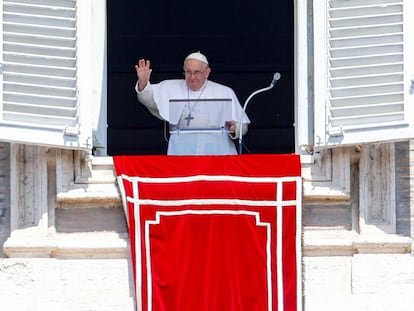 El Papa Francisco ayer durante la oración Regina Coeli ante los fieles reunidos en la Plaza de San Pedro.