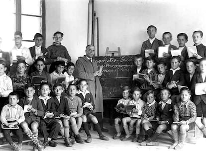 Bernardo Pérez, maestro fusilado durante la Guerra Civil, en la escuela de Fuentesaúco (Zamora) poco antes de 1936.