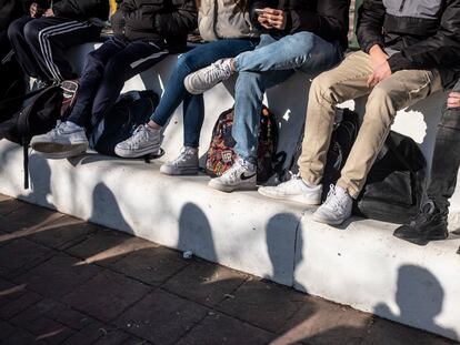 Adolescentes durante el recreo, en el parque Comunidades de Alcorcón, Madrid.