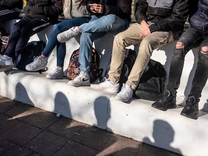 Adolescentes durante el recreo, en el parque Comunidades de Alcorcón. Los jóvenes son quienes más sufren por problemas de salud mental.