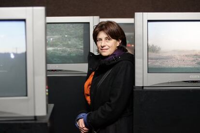 La cineasta y videoartista Chantal Akerman, en su videoinstalación 'Desde el otro lado', en Madrid, en 2005.