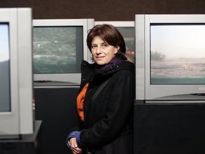 La cineasta y videoartista Chantal Akerman, en su videoinstalación 'Desde el otro lado', en Madrid, en 2005.