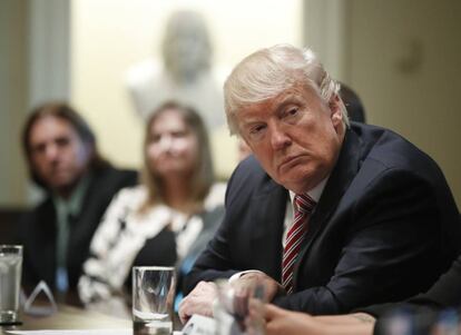 Donald Trump com “vítimas de crimes da migração” quarta-feira na Casa Branca.