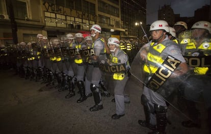 Policiais se preparam para confronto contra manifestantes no centro de São Paulo.