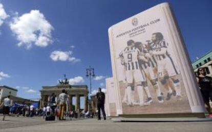 La zona de los aficionados de la Juventus, junto a la Puerta de Brandenburgo.