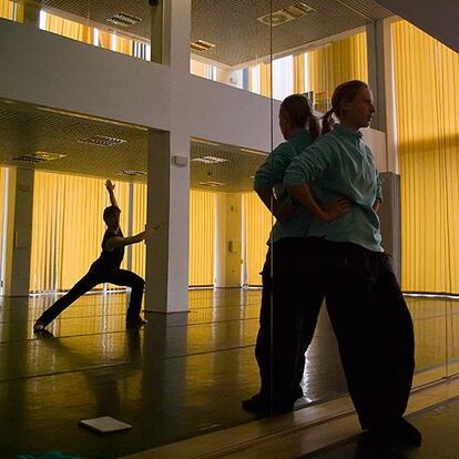 Ana Noya, bailarina de la compañía hasta el año pasado, se apoya en el espejo de la sala de ensayos mientras observa atenta las evoluciones del bailarín que, ya solo, repite los pasos que antes ha ejecutado junto a Acosta. '2 y0u maestro' se estrena el día 14 de noviembre en Sant Cugat del Vallés (Barcelona)