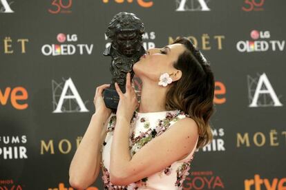 Natalia de Molina, con el Goya a la Mejor Actriz como protagonista de &quot;Techo y comida&quot;.
