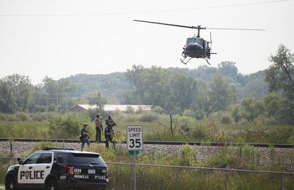 Búsqueda de tres sospechosos armados, supuestos responsables de disparar a un policía, en Fox Lake, Illinois (EE.UU.). Un policía que perseguía a tres hombres en un suburbio de Chicago fue tiroteado. La búsqueda de los responsables, descritos como un hombre blanco y dos hombres negros, se realiza con sabuesos, helicópteros y en tierra.