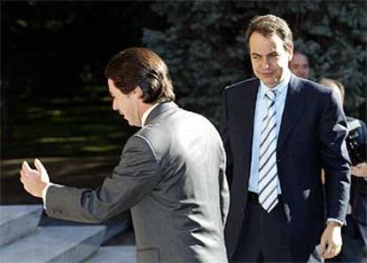 José María Aznar y José Luis Rodríguez Zapatero, en la entrada del Palacio de la Moncloa.