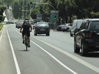 Un clicista circula por el nuevo carril bici de la calle Toledo.