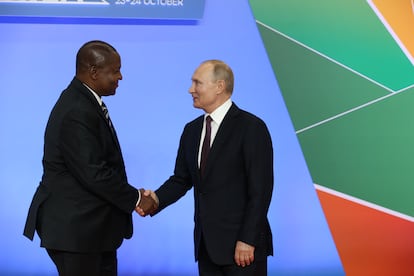 El presidente ruso, Vladímir Putin, saludaba en octubre de 2019 a su homólogo centroafricano, Faustin Archange Touadera, en un encuentro en la ciudad rusa de Sochi.